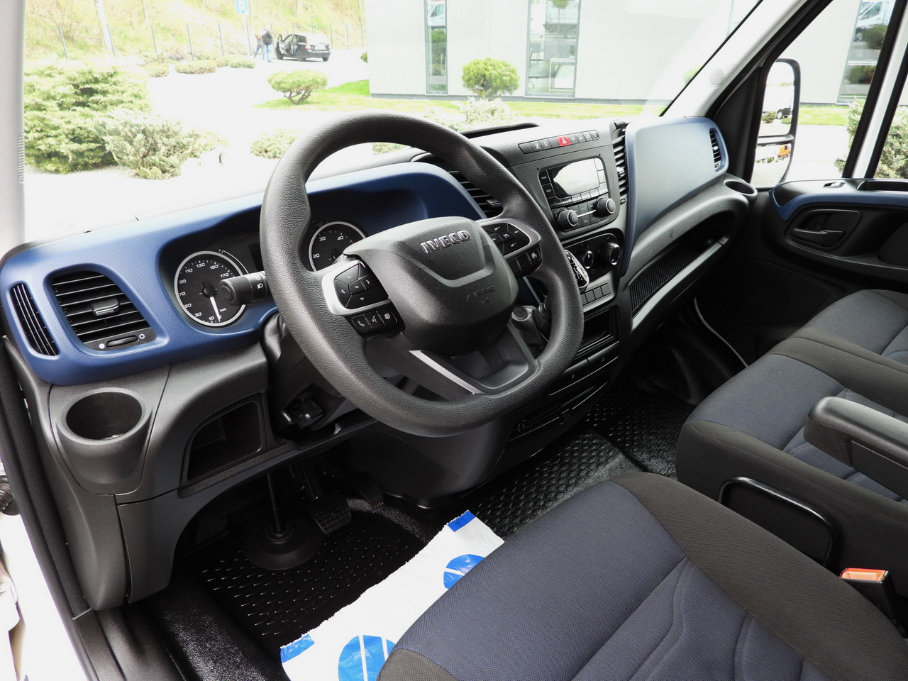 IVECO DAILY 35S14 REFRIGERATOR VAN 0*C POWER SUPPLY 230V CRUISE CONTROL AUTOMATIC TRANSMISSION HI-MATIC AIR CONDITIONING 140HP - Chladiarenská dodávka: obrázok 2 IVECO DAILY 35S14 REFRIGERATOR VAN 0*C POWER SUPPLY 230V CRUISE CONTROL AUTOMATIC TRANSMISSION HI-MATIC AIR CONDITIONING 140HP - Chladiarenská dodávka: obrázok 2