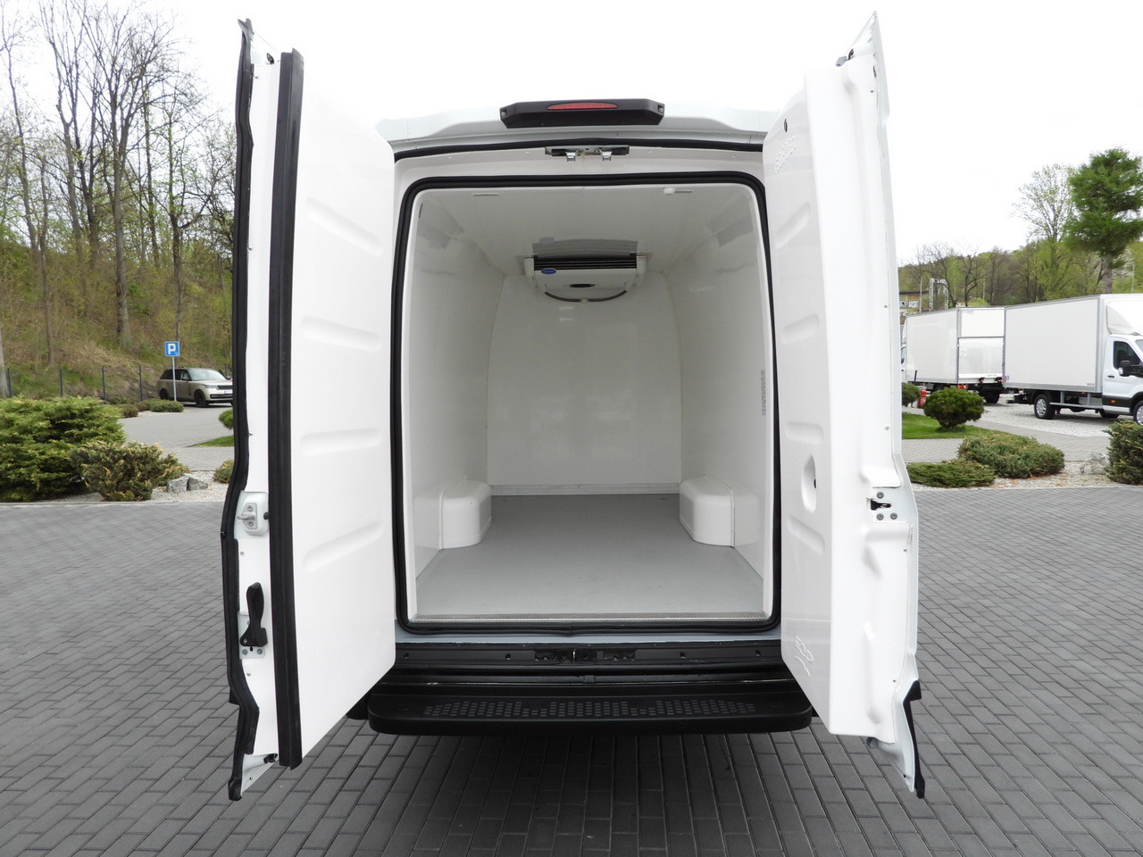 Chladiarenská dodávka IVECO DAILY 35S14 REFRIGERATOR VAN 0*C POWER SUPPLY 230V CRUISE CONTROL AUTOMATIC TRANSMISSION HI-MATIC AIR CONDITIONING 140HP: obrázok 15 Chladiarenská dodávka IVECO DAILY 35S14 REFRIGERATOR VAN 0*C POWER SUPPLY 230V CRUISE CONTROL AUTOMATIC TRANSMISSION HI-MATIC AIR CONDITIONING 140HP: obrázok 15