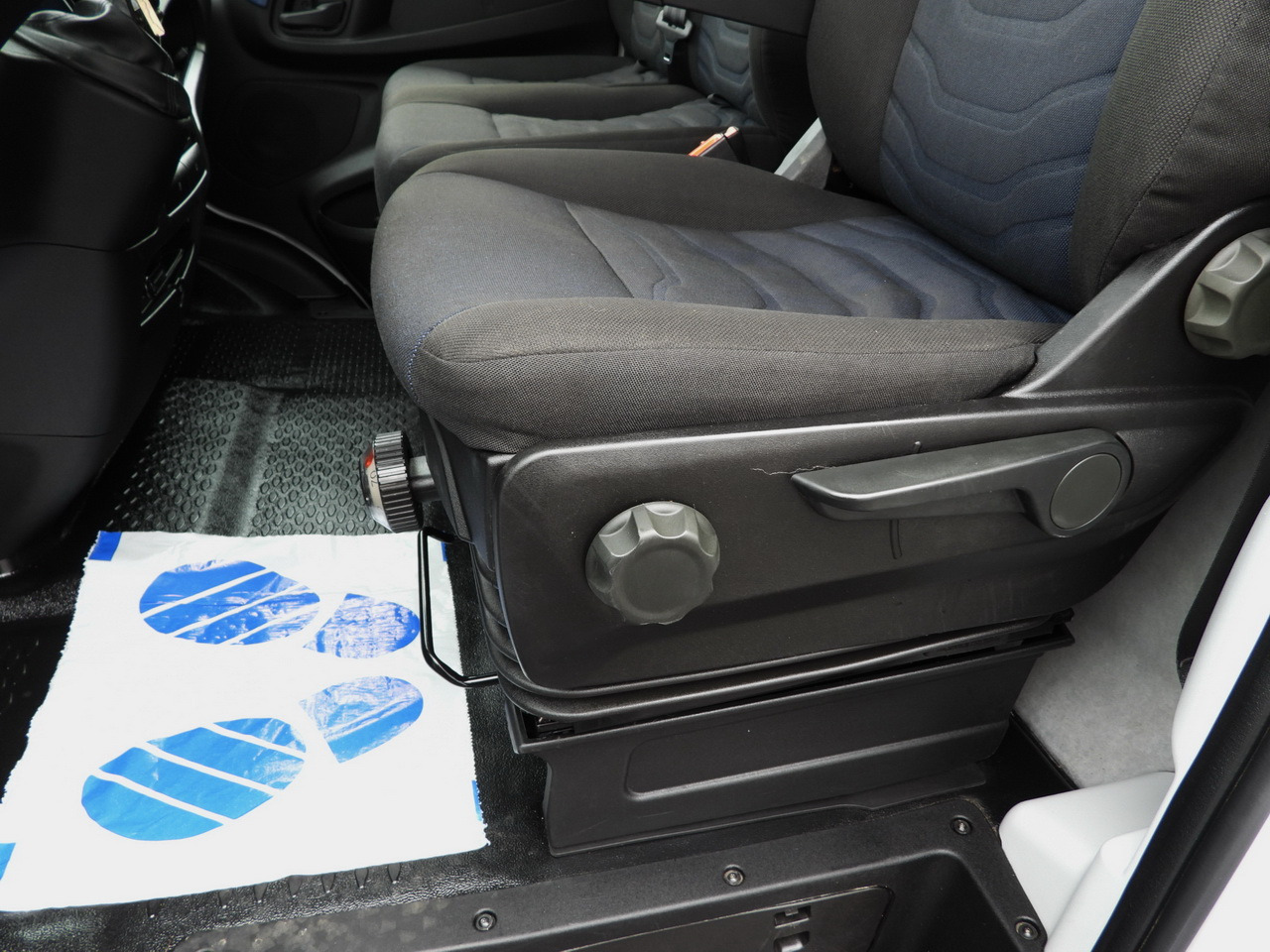 Chladiarenská dodávka IVECO DAILY 35S14 REFRIGERATOR VAN 0*C POWER SUPPLY 230V CRUISE CONTROL AUTOMATIC TRANSMISSION HI-MATIC AIR CONDITIONING 140HP: obrázok 35 Chladiarenská dodávka IVECO DAILY 35S14 REFRIGERATOR VAN 0*C POWER SUPPLY 230V CRUISE CONTROL AUTOMATIC TRANSMISSION HI-MATIC AIR CONDITIONING 140HP: obrázok 35