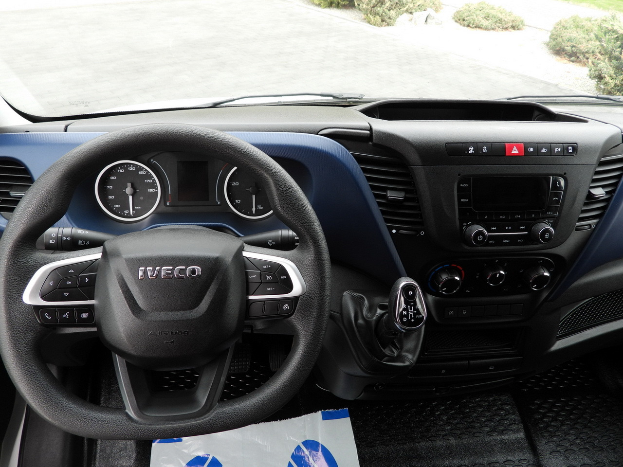 Chladiarenská dodávka IVECO DAILY 35S14 REFRIGERATOR VAN 0*C POWER SUPPLY 230V CRUISE CONTROL AUTOMATIC TRANSMISSION HI-MATIC AIR CONDITIONING 140HP: obrázok 37 Chladiarenská dodávka IVECO DAILY 35S14 REFRIGERATOR VAN 0*C POWER SUPPLY 230V CRUISE CONTROL AUTOMATIC TRANSMISSION HI-MATIC AIR CONDITIONING 140HP: obrázok 37