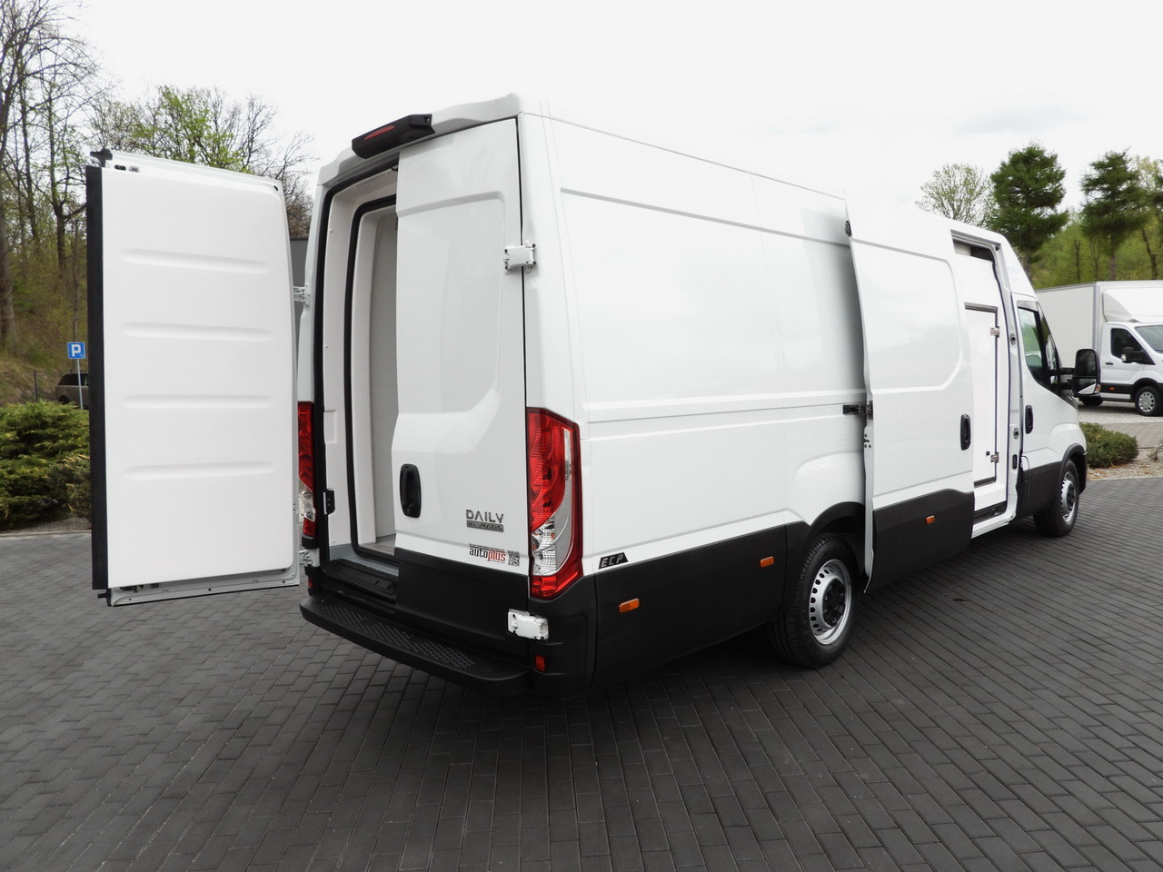 IVECO DAILY 35S14 REFRIGERATOR VAN 0*C POWER SUPPLY 230V CRUISE CONTROL AUTOMATIC TRANSMISSION HI-MATIC AIR CONDITIONING 140HP - Chladiarenská dodávka: obrázok 3 IVECO DAILY 35S14 REFRIGERATOR VAN 0*C POWER SUPPLY 230V CRUISE CONTROL AUTOMATIC TRANSMISSION HI-MATIC AIR CONDITIONING 140HP - Chladiarenská dodávka: obrázok 3