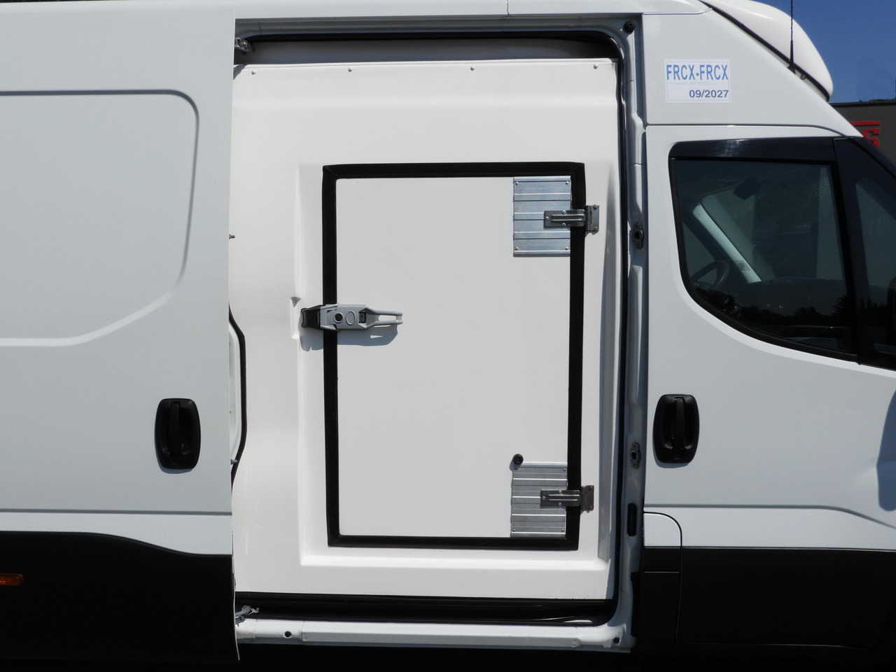 Chladiarenská dodávka IVECO DAILY 35S14 REFRIGERATOR VAN 0*C POWER SUPPLY 230V CRUISE CONTROL AUTOMATIC TRANSMISSION HI-MATIC AIR CONDITIONING 140HP: obrázok 25 Chladiarenská dodávka IVECO DAILY 35S14 REFRIGERATOR VAN 0*C POWER SUPPLY 230V CRUISE CONTROL AUTOMATIC TRANSMISSION HI-MATIC AIR CONDITIONING 140HP: obrázok 25