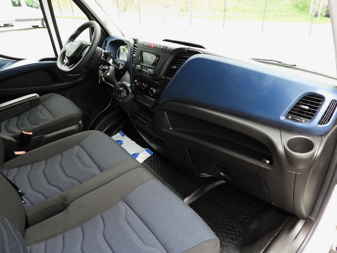 Chladiarenská dodávka IVECO DAILY 35S14 REFRIGERATOR VAN 0*C POWER SUPPLY 230V CRUISE CONTROL AUTOMATIC TRANSMISSION HI-MATIC AIR CONDITIONING 140HP: obrázok 48 Chladiarenská dodávka IVECO DAILY 35S14 REFRIGERATOR VAN 0*C POWER SUPPLY 230V CRUISE CONTROL AUTOMATIC TRANSMISSION HI-MATIC AIR CONDITIONING 140HP: obrázok 48