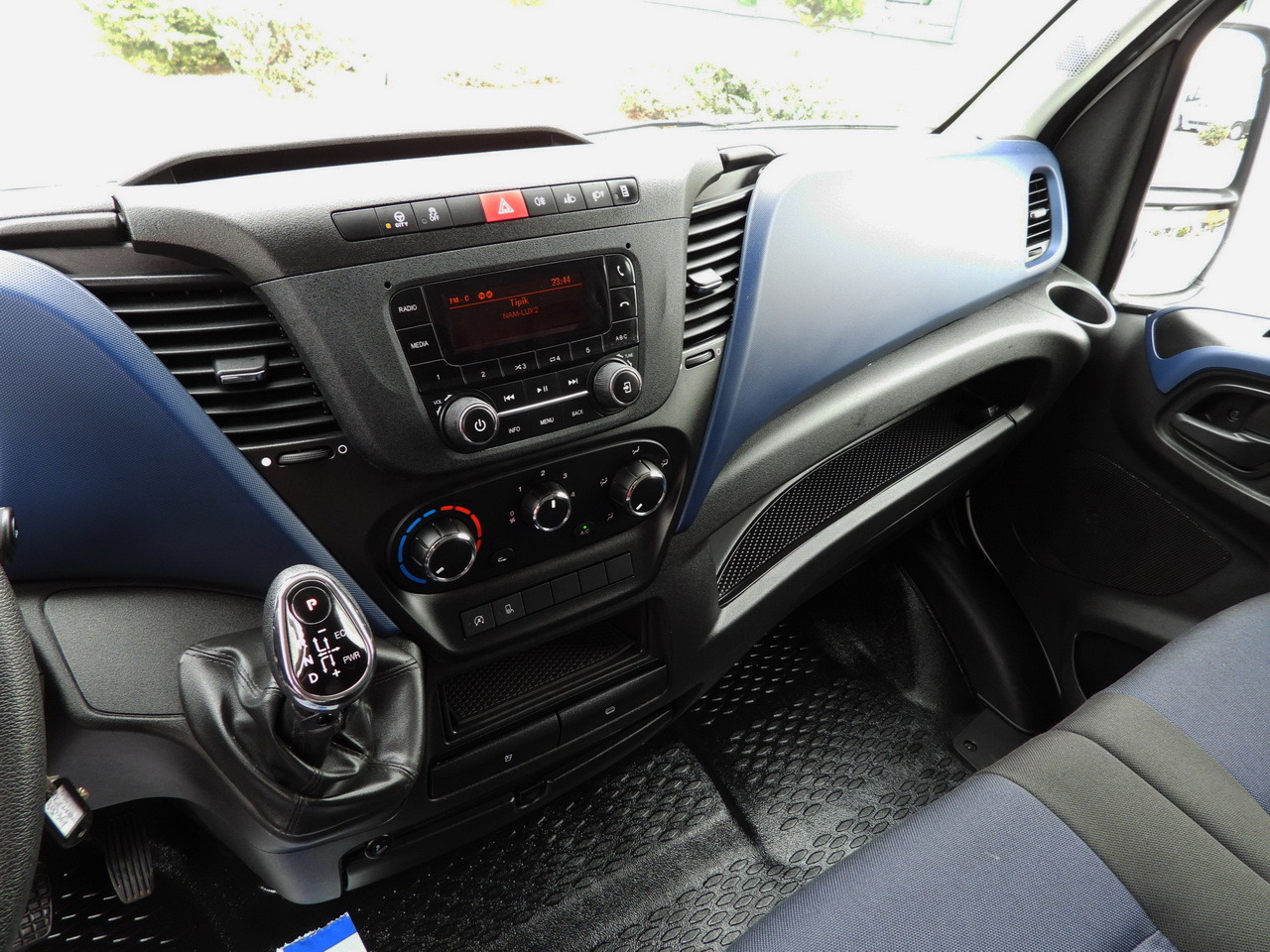 Chladiarenská dodávka IVECO DAILY 35S14 REFRIGERATOR VAN 0*C POWER SUPPLY 230V CRUISE CONTROL AUTOMATIC TRANSMISSION HI-MATIC AIR CONDITIONING 140HP: obrázok 40 Chladiarenská dodávka IVECO DAILY 35S14 REFRIGERATOR VAN 0*C POWER SUPPLY 230V CRUISE CONTROL AUTOMATIC TRANSMISSION HI-MATIC AIR CONDITIONING 140HP: obrázok 40