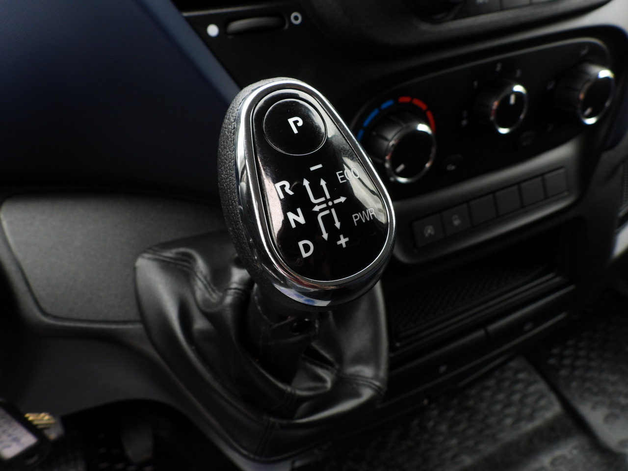 Chladiarenská dodávka IVECO DAILY 35S14 REFRIGERATOR VAN 0*C POWER SUPPLY 230V CRUISE CONTROL AUTOMATIC TRANSMISSION HI-MATIC AIR CONDITIONING 140HP: obrázok 39 Chladiarenská dodávka IVECO DAILY 35S14 REFRIGERATOR VAN 0*C POWER SUPPLY 230V CRUISE CONTROL AUTOMATIC TRANSMISSION HI-MATIC AIR CONDITIONING 140HP: obrázok 39