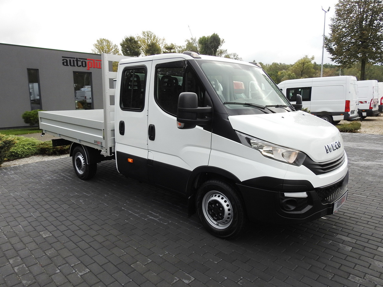 IVECO DAILY 35S15 STAKE BODY DOUBLE CABIN DOKA 7 SEATS AIR CONDITIONING 150HP - Dodávkа s dvojitou kabínou: obrázok 4 IVECO DAILY 35S15 STAKE BODY DOUBLE CABIN DOKA 7 SEATS AIR CONDITIONING 150HP - Dodávkа s dvojitou kabínou: obrázok 4