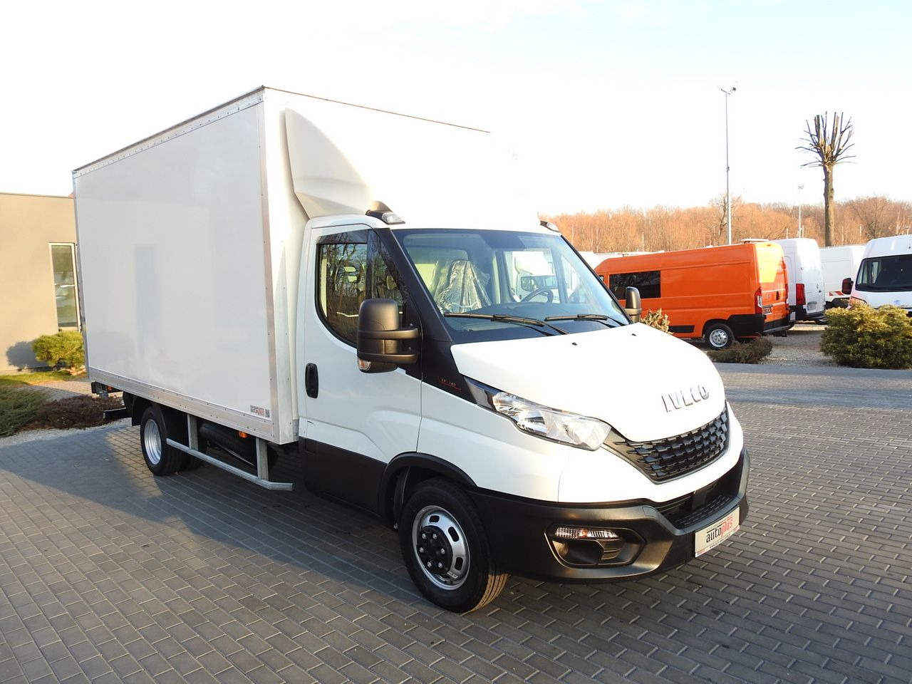 IVECO DAILY 35S16 BOX LIFT 8 PALLETS CRUISE CONTROL AIR CONDITIONING TWIN WHEELS 160HP - Dodávka skriňová nadstavba: obrázok 4 IVECO DAILY 35S16 BOX LIFT 8 PALLETS CRUISE CONTROL AIR CONDITIONING TWIN WHEELS 160HP - Dodávka skriňová nadstavba: obrázok 4