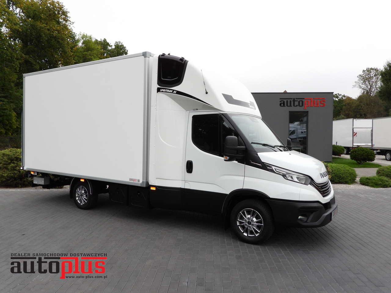 IVECO DAILY 35S18 BOX HI-MATIC LIFT 8 PALLETS CRUISE CONTROL NAVIGATION LED LIGHTS PNEUMATICS AUTOMATIC TRANSMISSION HI-MATIC AIR CONDITIONING 180HP - Dodávka skriňová nadstavba: obrázok 1 IVECO DAILY 35S18 BOX HI-MATIC LIFT 8 PALLETS CRUISE CONTROL NAVIGATION LED LIGHTS PNEUMATICS AUTOMATIC TRANSMISSION HI-MATIC AIR CONDITIONING 180HP - Dodávka skriňová nadstavba: obrázok 1