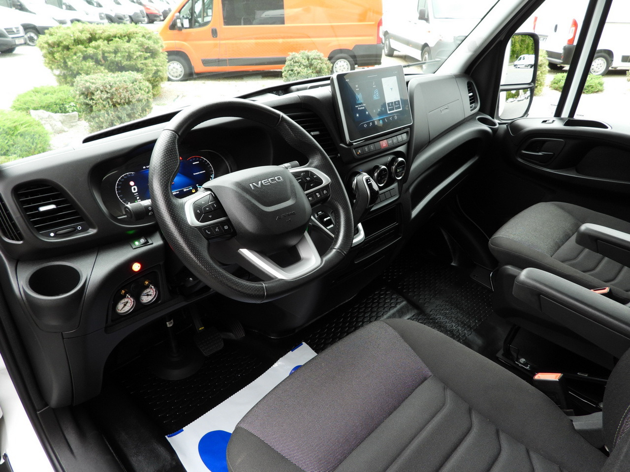 IVECO DAILY 35S18 BOX HI-MATIC LIFT 8 PALLETS CRUISE CONTROL NAVIGATION LED LIGHTS PNEUMATICS AUTOMATIC TRANSMISSION HI-MATIC AIR CONDITIONING 180HP - Dodávka skriňová nadstavba: obrázok 2 IVECO DAILY 35S18 BOX HI-MATIC LIFT 8 PALLETS CRUISE CONTROL NAVIGATION LED LIGHTS PNEUMATICS AUTOMATIC TRANSMISSION HI-MATIC AIR CONDITIONING 180HP - Dodávka skriňová nadstavba: obrázok 2