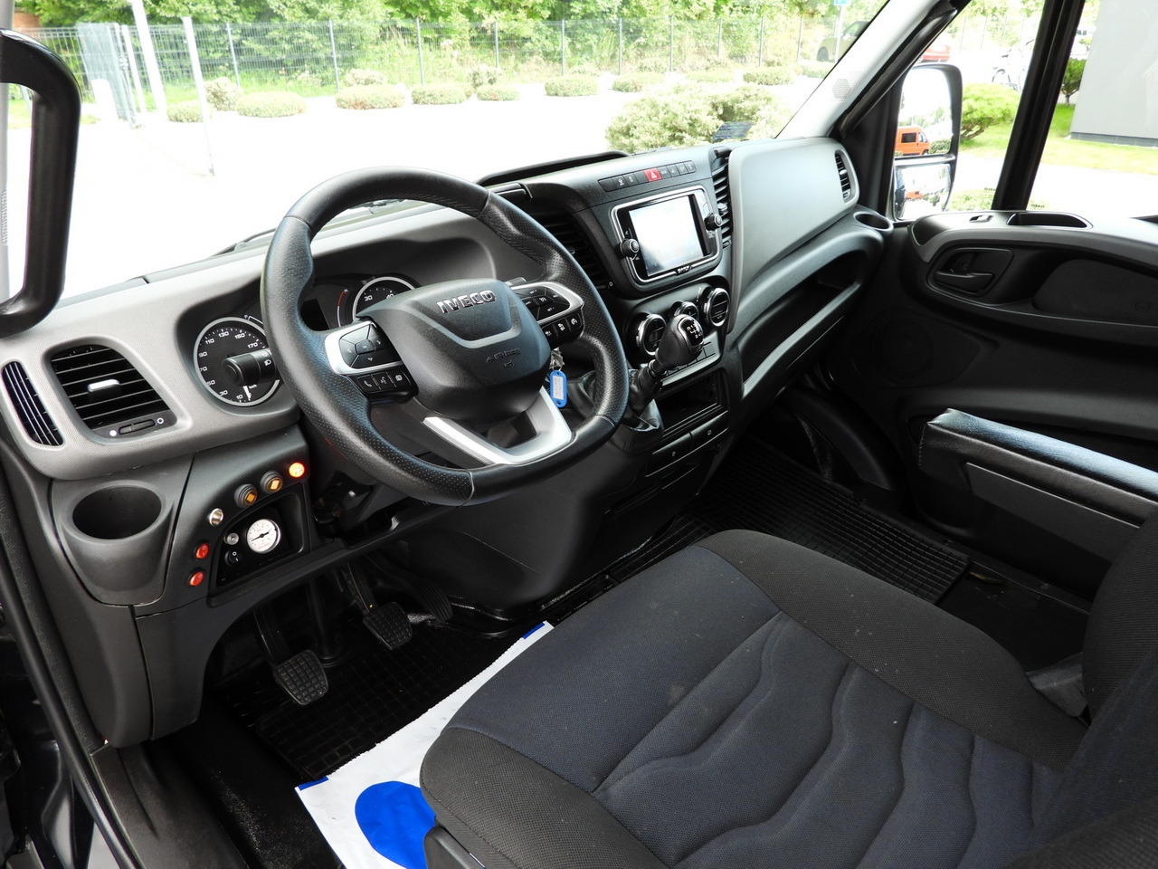 IVECO DAILY 35S18 BOX LIFT 8 PALLETS WEBASTO CRUISE CONTROL NAVIGATION LED LIGHTS PNEUMATICS AIR CONDITIONING 180HP - Dodávka skriňová nadstavba: obrázok 2 IVECO DAILY 35S18 BOX LIFT 8 PALLETS WEBASTO CRUISE CONTROL NAVIGATION LED LIGHTS PNEUMATICS AIR CONDITIONING 180HP - Dodávka skriňová nadstavba: obrázok 2