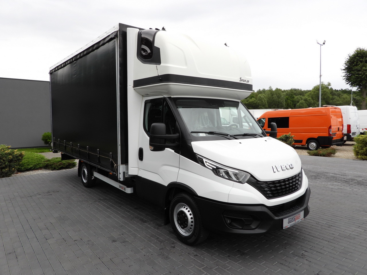 IVECO DAILY 35S18 TARPAULIN 10 PALLETS WEBASTO CRUISE CONTROL NAVIGATION LED LIGHTS AIR CONDITIONING 180HP - Plachtová dodávka: obrázok 4 IVECO DAILY 35S18 TARPAULIN 10 PALLETS WEBASTO CRUISE CONTROL NAVIGATION LED LIGHTS AIR CONDITIONING 180HP - Plachtová dodávka: obrázok 4