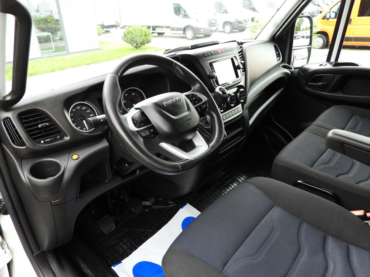 IVECO DAILY 35S18 TARPAULIN 10 PALLETS WEBASTO CRUISE CONTROL NAVIGATION LED LIGHTS AIR CONDITIONING 180HP - Plachtová dodávka: obrázok 2 IVECO DAILY 35S18 TARPAULIN 10 PALLETS WEBASTO CRUISE CONTROL NAVIGATION LED LIGHTS AIR CONDITIONING 180HP - Plachtová dodávka: obrázok 2