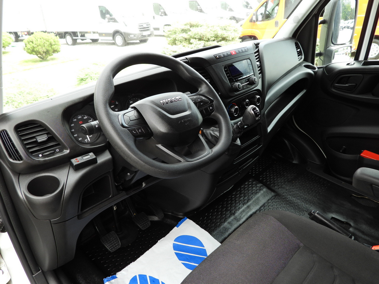 IVECO DAILY 35S18 TARPAULIN LIFT 10 PALLETS WEBASTO CRUISE CONTROL PNEUMATICS AIR CONDITIONING 180HP - Plachtová dodávka: obrázok 2 IVECO DAILY 35S18 TARPAULIN LIFT 10 PALLETS WEBASTO CRUISE CONTROL PNEUMATICS AIR CONDITIONING 180HP - Plachtová dodávka: obrázok 2