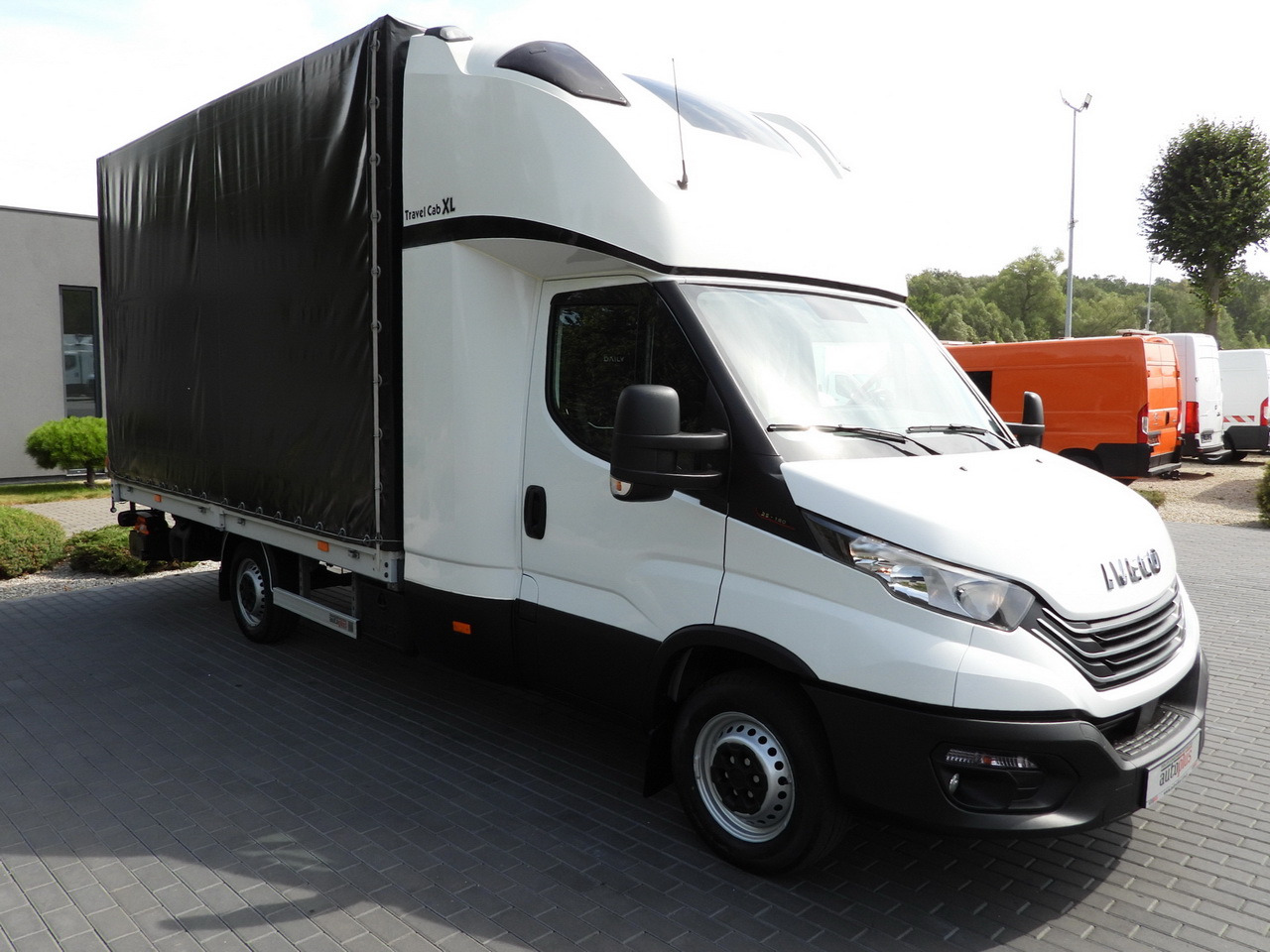IVECO DAILY 35S18 TARPAULIN LIFT 8 PALLETS CRUISE CONTROL AIR CONDITIONING 180HP - Plachtová dodávka: obrázok 4 IVECO DAILY 35S18 TARPAULIN LIFT 8 PALLETS CRUISE CONTROL AIR CONDITIONING 180HP - Plachtová dodávka: obrázok 4