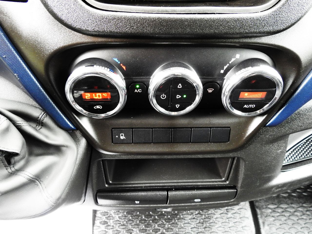 Plachtová dodávka IVECO DAILY 35S18 TARPAULIN LIFT 8 PALLETS CRUISE CONTROL AIR CONDITIONING  180HP: obrázok 38