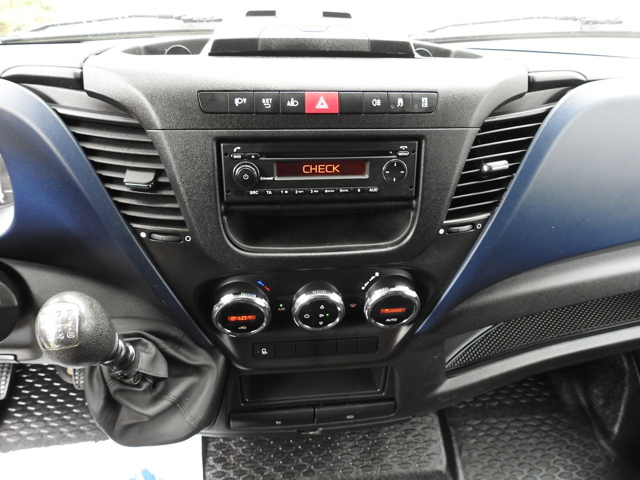 Plachtová dodávka IVECO DAILY 35S18 TARPAULIN LIFT 8 PALLETS CRUISE CONTROL AIR CONDITIONING  180HP: obrázok 37