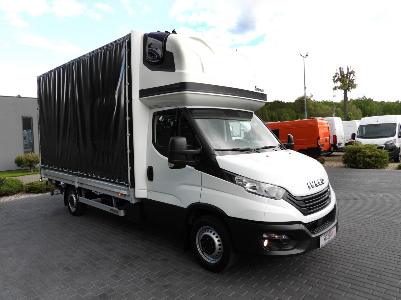 IVECO DAILY 35S18 TARPAULIN LIFT 8 PALLETS WEBASTO CRUISE CONTROL AIR CONDITIONING 180HP - Plachtová dodávka: obrázok 4 IVECO DAILY 35S18 TARPAULIN LIFT 8 PALLETS WEBASTO CRUISE CONTROL AIR CONDITIONING 180HP - Plachtová dodávka: obrázok 4