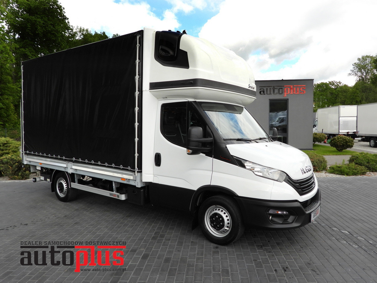 IVECO DAILY 35S18 TARPAULIN LIFT 8 PALLETS WEBASTO CRUISE CONTROL AIR CONDITIONING 180HP - Plachtová dodávka: obrázok 1 IVECO DAILY 35S18 TARPAULIN LIFT 8 PALLETS WEBASTO CRUISE CONTROL AIR CONDITIONING 180HP - Plachtová dodávka: obrázok 1