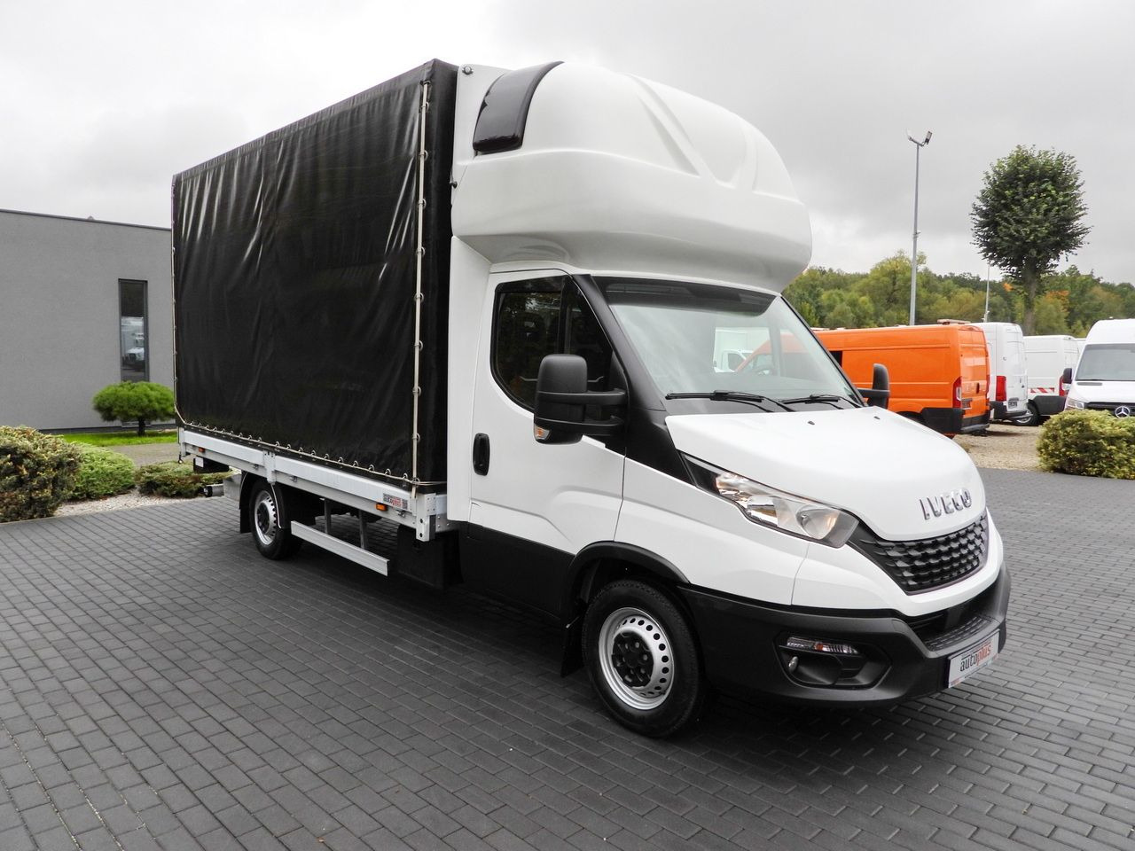 IVECO DAILY 35S18 TARPAULIN LIFT 8 PALLETS WEBASTO CRUISE CONTROL AIR CONDITIONING 180HP - Plachtová dodávka: obrázok 4 IVECO DAILY 35S18 TARPAULIN LIFT 8 PALLETS WEBASTO CRUISE CONTROL AIR CONDITIONING 180HP - Plachtová dodávka: obrázok 4