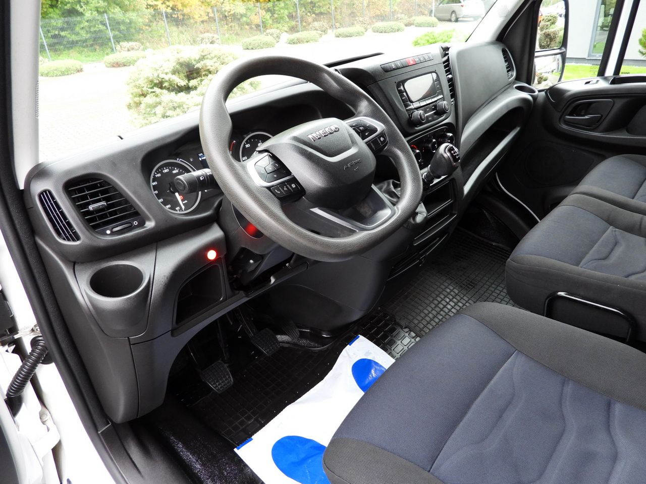 IVECO DAILY 35S18 TARPAULIN LIFT 8 PALLETS WEBASTO CRUISE CONTROL AIR CONDITIONING 180HP - Plachtová dodávka: obrázok 2 IVECO DAILY 35S18 TARPAULIN LIFT 8 PALLETS WEBASTO CRUISE CONTROL AIR CONDITIONING 180HP - Plachtová dodávka: obrázok 2