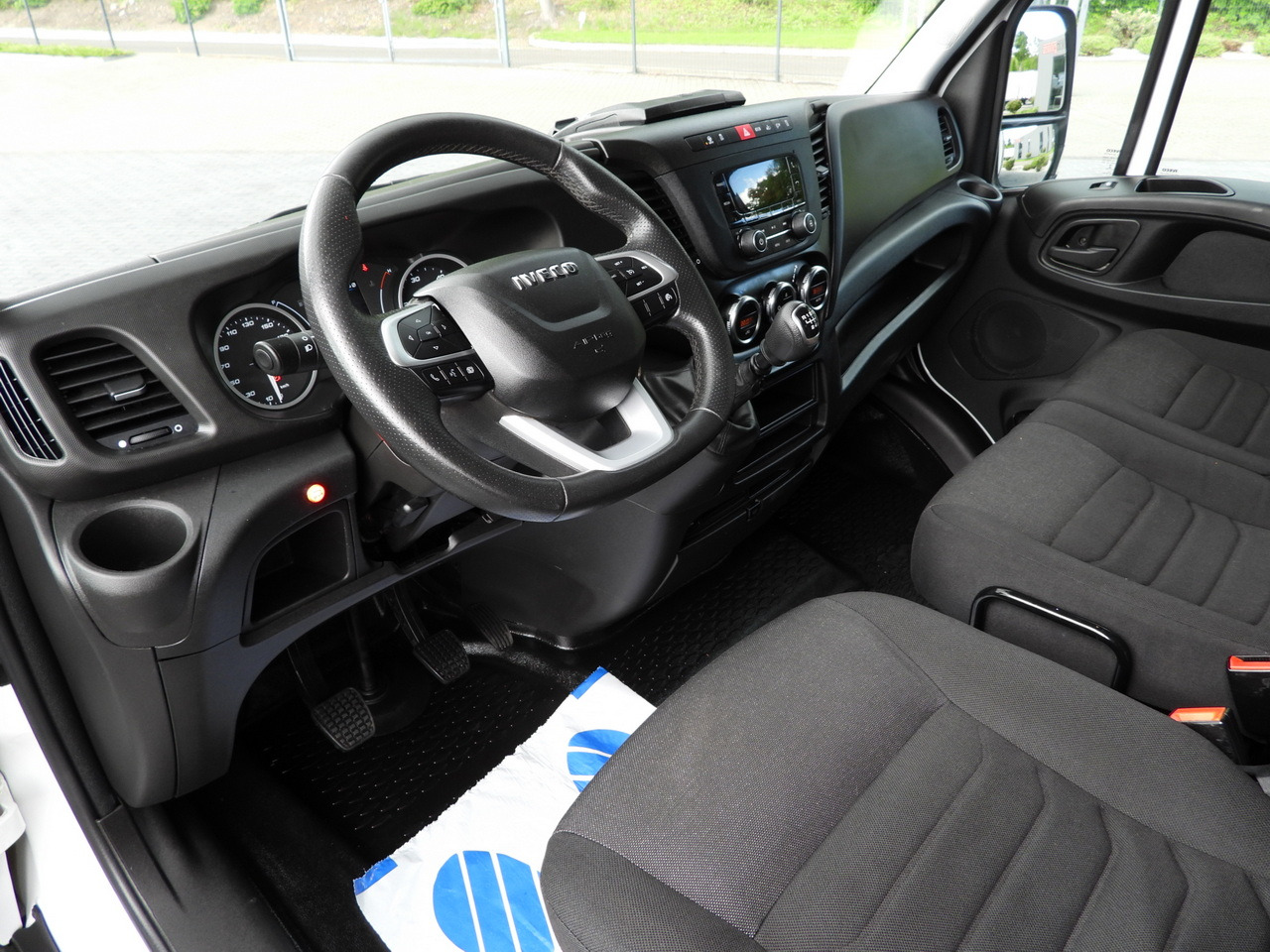 IVECO DAILY 35S18 TARPAULIN LIFT 8 PALLETS WEBASTO CRUISE CONTROL AIR CONDITIONING 180HP - Plachtová dodávka: obrázok 2 IVECO DAILY 35S18 TARPAULIN LIFT 8 PALLETS WEBASTO CRUISE CONTROL AIR CONDITIONING 180HP - Plachtová dodávka: obrázok 2