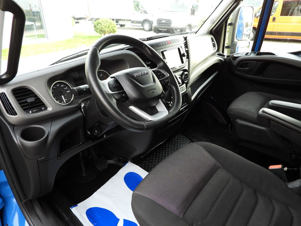 IVECO DAILY 35S21 TARPAULIN 10 PALLETS WEBASTO CRUISE CONTROL NAVIGATION LED LIGHTS AUTOMATIC TRANSMISSION HI-MATIC AIR CONDITIONING 210HP - Plachtová dodávka: obrázok 2 IVECO DAILY 35S21 TARPAULIN 10 PALLETS WEBASTO CRUISE CONTROL NAVIGATION LED LIGHTS AUTOMATIC TRANSMISSION HI-MATIC AIR CONDITIONING 210HP - Plachtová dodávka: obrázok 2