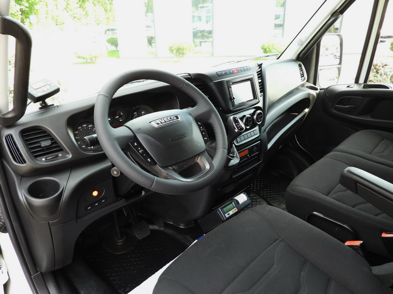 IVECO DAILY 70C17 REFRIGERATOR 1*C LIFT 10 PALLETS POWER SUPPLY 230V CRUISE CONTROL AIR CONDITIONING PNEUMATICS AUTOMATIC TRANSMISSION HI-MATIC TWIN WHEELS 170HP - Chladirenské nákladné vozidlo: obrázok 2 IVECO DAILY 70C17 REFRIGERATOR 1*C LIFT 10 PALLETS POWER SUPPLY 230V CRUISE CONTROL AIR CONDITIONING PNEUMATICS AUTOMATIC TRANSMISSION HI-MATIC TWIN WHEELS 170HP - Chladirenské nákladné vozidlo: obrázok 2