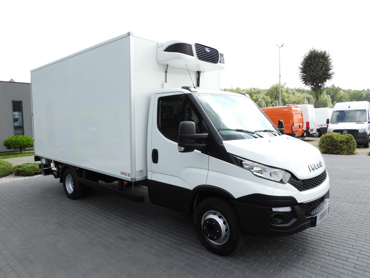 IVECO DAILY 70C17 REFRIGERATOR 1*C LIFT 10 PALLETS POWER SUPPLY 230V CRUISE CONTROL AIR CONDITIONING PNEUMATICS AUTOMATIC TRANSMISSION HI-MATIC TWIN WHEELS 170HP - Chladirenské nákladné vozidlo: obrázok 4 IVECO DAILY 70C17 REFRIGERATOR 1*C LIFT 10 PALLETS POWER SUPPLY 230V CRUISE CONTROL AIR CONDITIONING PNEUMATICS AUTOMATIC TRANSMISSION HI-MATIC TWIN WHEELS 170HP - Chladirenské nákladné vozidlo: obrázok 4