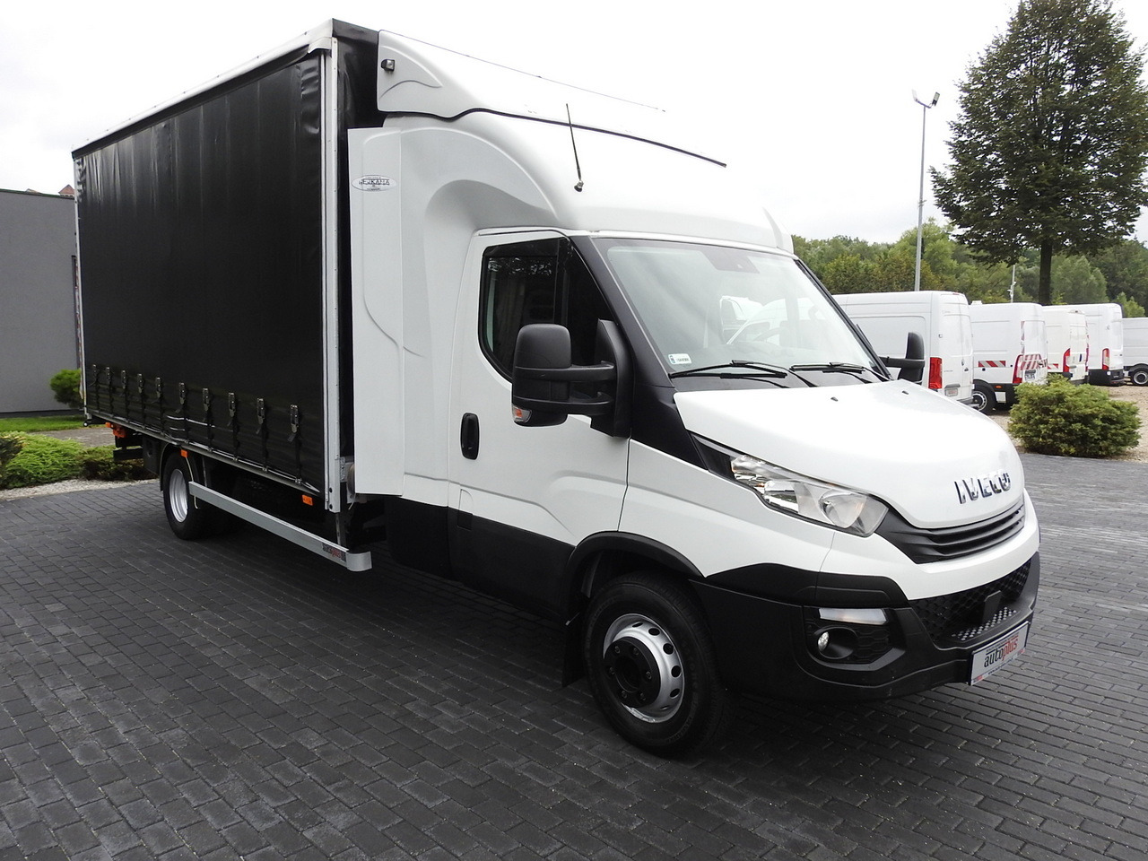 IVECO DAILY 70C18 TARPAULIN LIFT 12 PALLETS WEBASTO CRUISE CONTROL TWIN WHEELS AIR CONDITIONING 180HP - Plachtová dodávka: obrázok 4 IVECO DAILY 70C18 TARPAULIN LIFT 12 PALLETS WEBASTO CRUISE CONTROL TWIN WHEELS AIR CONDITIONING 180HP - Plachtová dodávka: obrázok 4