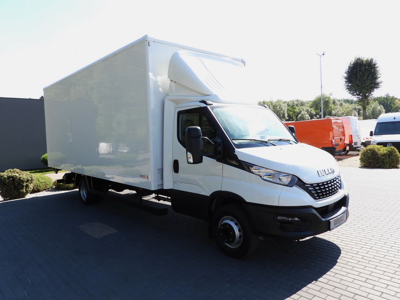 IVECO DAILY 72C18 LIFT 14 PALLETS CRUISE CONTROL PNEUMATICS AUTOMATIC TRANSMISSION HI-MATIC TWIN WHEELS AIR CONDITIONING 180HP - Skříňový nákladní auto: obrázok 4 IVECO DAILY 72C18 LIFT 14 PALLETS CRUISE CONTROL PNEUMATICS AUTOMATIC TRANSMISSION HI-MATIC TWIN WHEELS AIR CONDITIONING 180HP - Skříňový nákladní auto: obrázok 4