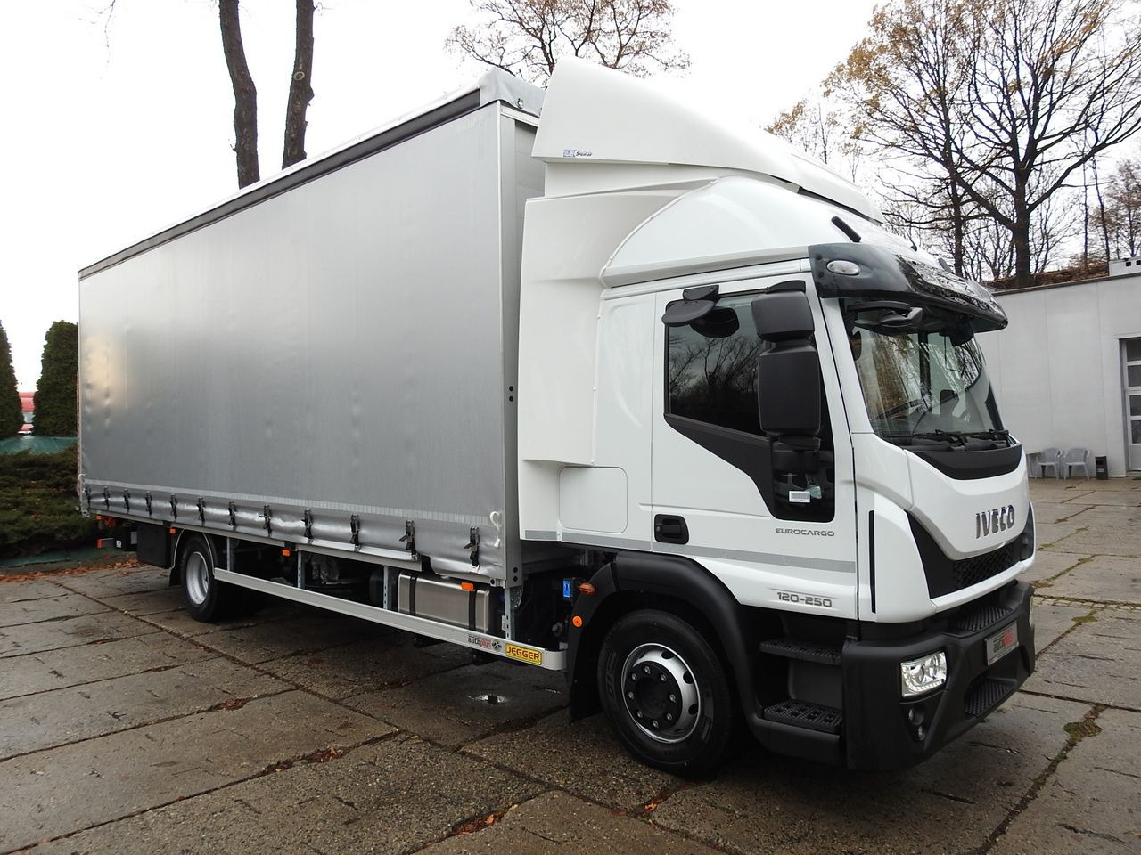 IVECO EUROCARGO 120-250 NEW TARPAULIN LIFT 18 PALLETS WEBASTO CRUISE CONTROL AIR CONDITIONING LED LIGHTS PNEUMATICS AUTOMATIC TRANSMISSION HI-MATIC 250HP - Plachtová dodávka: obrázok 4 IVECO EUROCARGO 120-250 NEW TARPAULIN LIFT 18 PALLETS WEBASTO CRUISE CONTROL AIR CONDITIONING LED LIGHTS PNEUMATICS AUTOMATIC TRANSMISSION HI-MATIC 250HP - Plachtová dodávka: obrázok 4