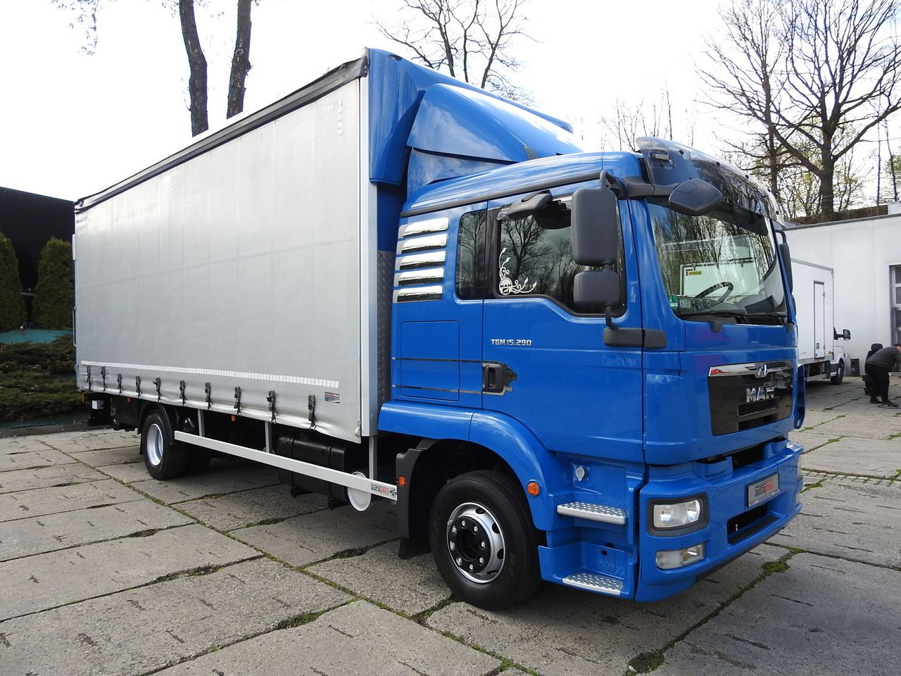 MAN TGM 15.290 TARPAULIN LIFT 18 PALLETS CRUISE CONTROL TWIN WHEELS AIR CONDITIONING 290HP - Plachtová dodávka: obrázok 4 MAN TGM 15.290 TARPAULIN LIFT 18 PALLETS CRUISE CONTROL TWIN WHEELS AIR CONDITIONING 290HP - Plachtová dodávka: obrázok 4