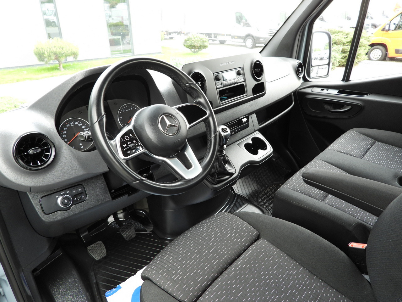 MERCEDES SPRINTER 315 STAKE BODY 8 PALLETS CRUISE CONTROL AIR CONDITIONING 150HP - Dodávka valník: obrázok 2 MERCEDES SPRINTER 315 STAKE BODY 8 PALLETS CRUISE CONTROL AIR CONDITIONING 150HP - Dodávka valník: obrázok 2