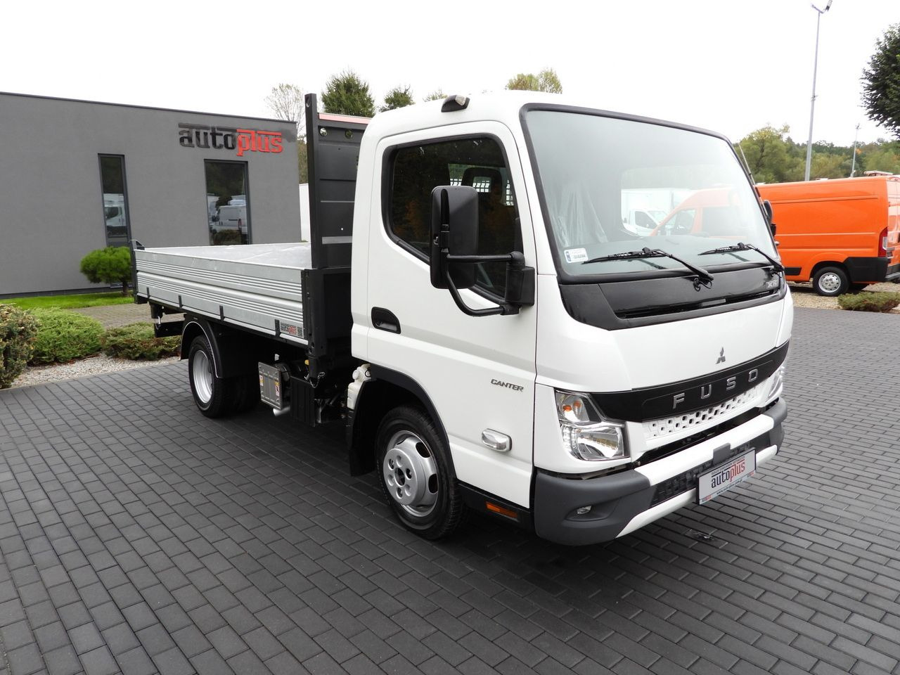 MITSUBISHI CANTER FUSO 3C15 THREE-WAY TIPPER 3 SEATS LED LIGHTS TWIN WHEELS  150HP - Dodávka sklápač: obrázok 4 MITSUBISHI CANTER FUSO 3C15 THREE-WAY TIPPER 3 SEATS LED LIGHTS TWIN WHEELS  150HP - Dodávka sklápač: obrázok 4