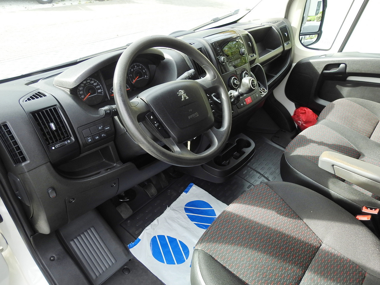 PEUGEOT BOXER STAKE BODY DOUBLE CABIN DOKA 7 SEATS AIR CONDITIONING 140HP - Dodávkа s dvojitou kabínou: obrázok 2 PEUGEOT BOXER STAKE BODY DOUBLE CABIN DOKA 7 SEATS AIR CONDITIONING 140HP - Dodávkа s dvojitou kabínou: obrázok 2