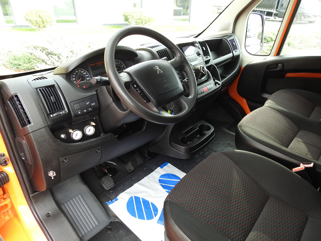 PEUGEOT BOXER STAKE BODY TARPAULIN DOUBLE CABIN DOKA 7 SEATS AIR CONDITIONING PNEUMATICS 140HP - Dodávkа s dvojitou kabínou: obrázok 2 PEUGEOT BOXER STAKE BODY TARPAULIN DOUBLE CABIN DOKA 7 SEATS AIR CONDITIONING PNEUMATICS 140HP - Dodávkа s dvojitou kabínou: obrázok 2