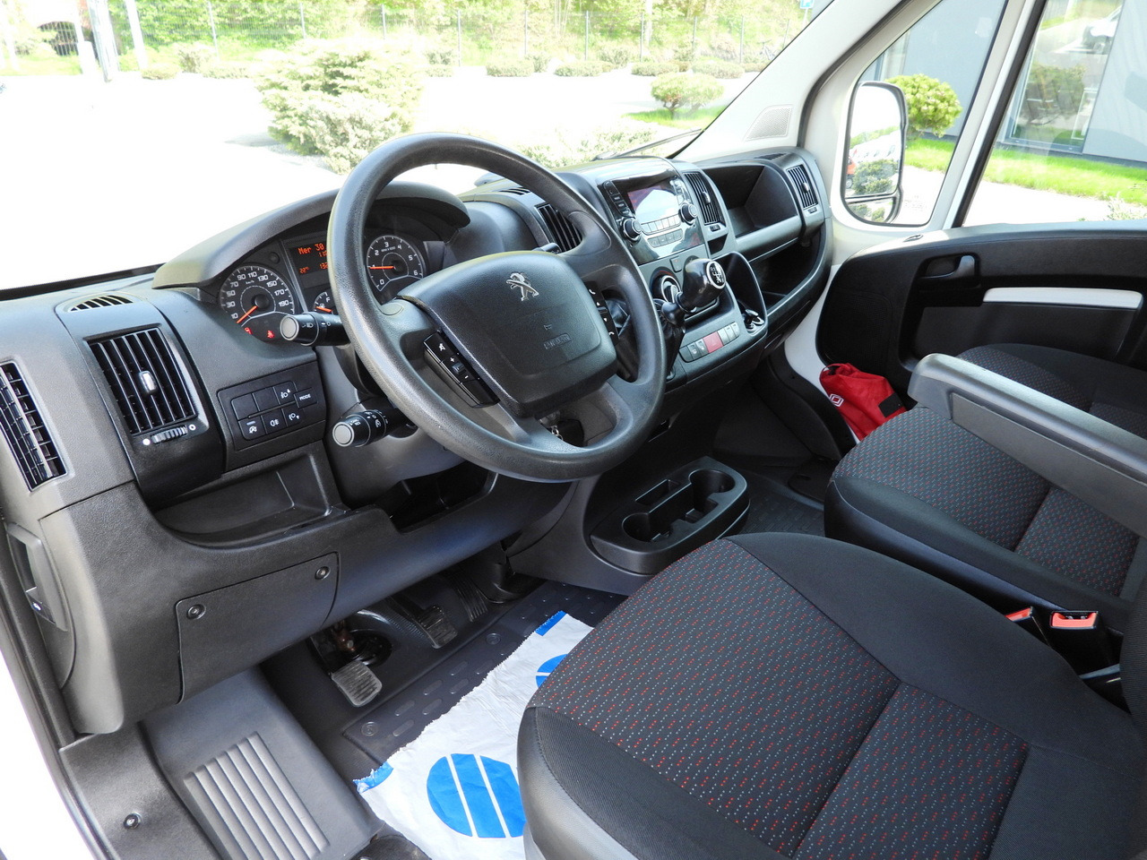 PEUGEOT BOXER TIPPER DOUBLE CABIN DOKA 7 SEATS CRUISE CONTROL AIR CONDITIONING 140HP - Dodávka sklápač: obrázok 2 PEUGEOT BOXER TIPPER DOUBLE CABIN DOKA 7 SEATS CRUISE CONTROL AIR CONDITIONING 140HP - Dodávka sklápač: obrázok 2