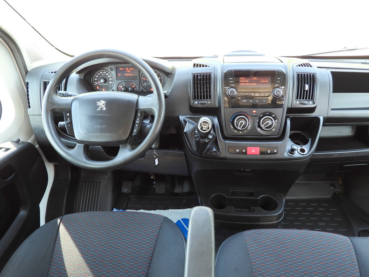 Dodávka sklápač PEUGEOT BOXER TIPPER DOUBLE CABIN DOKA 7 SEATS CRUISE CONTROL AIR CONDITIONING 140HP: obrázok 28 Dodávka sklápač PEUGEOT BOXER TIPPER DOUBLE CABIN DOKA 7 SEATS CRUISE CONTROL AIR CONDITIONING 140HP: obrázok 28