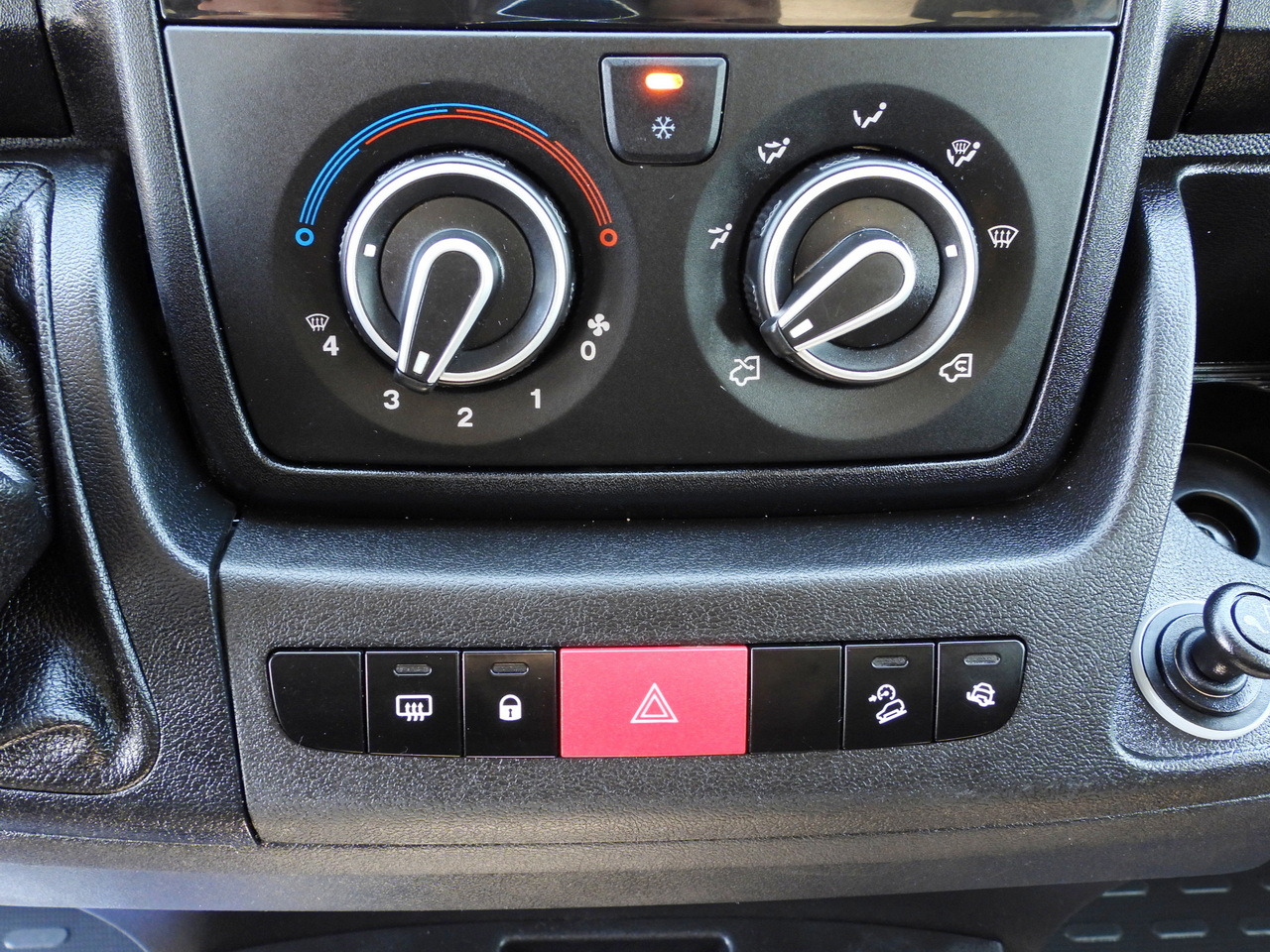 Dodávka sklápač PEUGEOT BOXER TIPPER DOUBLE CABIN DOKA 7 SEATS CRUISE CONTROL AIR CONDITIONING 140HP: obrázok 34 Dodávka sklápač PEUGEOT BOXER TIPPER DOUBLE CABIN DOKA 7 SEATS CRUISE CONTROL AIR CONDITIONING 140HP: obrázok 34