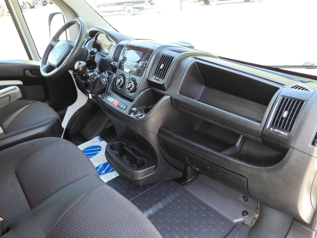 Dodávka sklápač PEUGEOT BOXER TIPPER DOUBLE CABIN DOKA 7 SEATS CRUISE CONTROL AIR CONDITIONING 140HP: obrázok 36 Dodávka sklápač PEUGEOT BOXER TIPPER DOUBLE CABIN DOKA 7 SEATS CRUISE CONTROL AIR CONDITIONING 140HP: obrázok 36