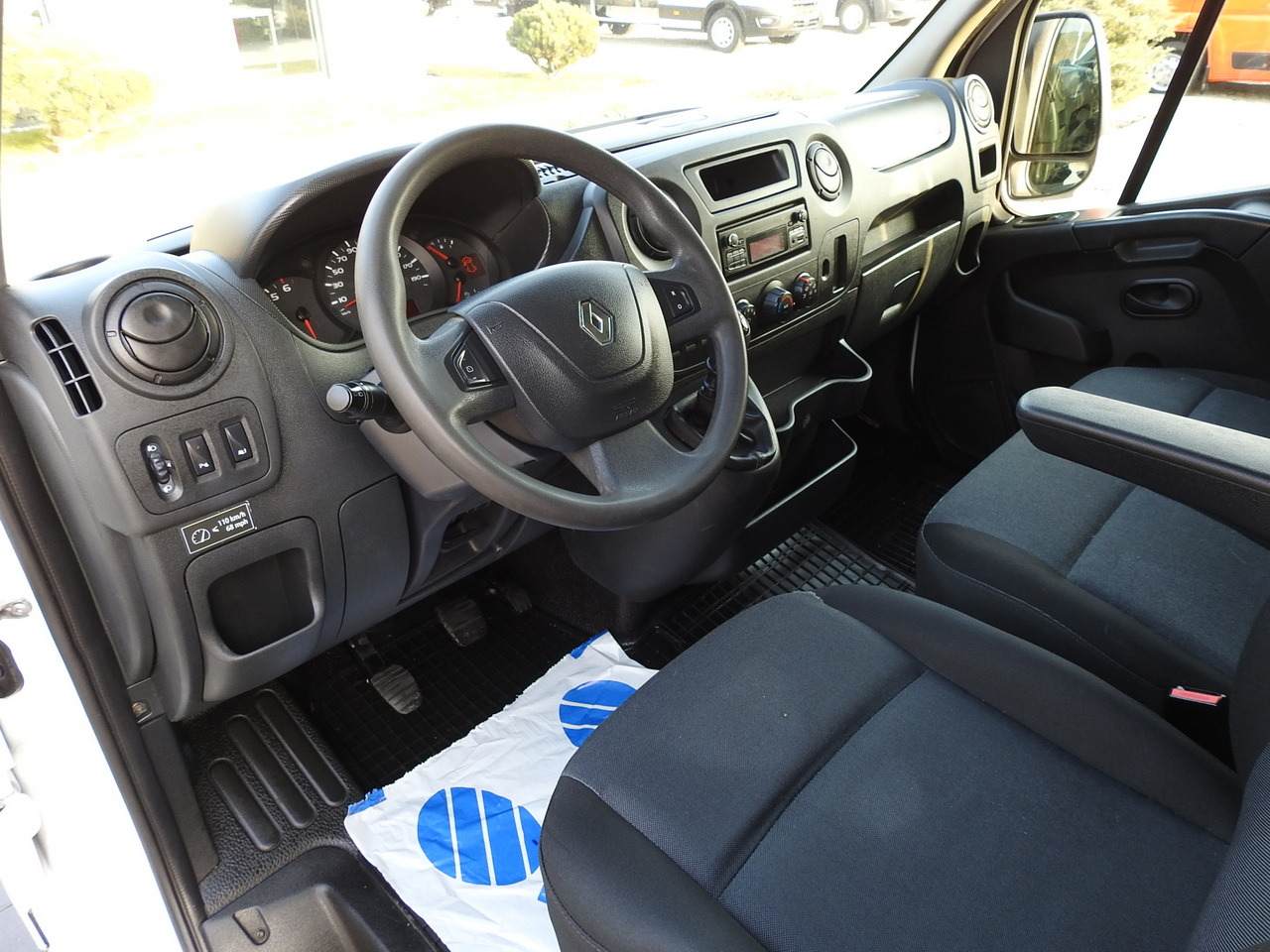 RENAULT MASTER BOX DELIVERY VAN 7 SEATS CRUISE CONTROL AIR CONDITIONING 130HP - Furgon: obrázok 2 RENAULT MASTER BOX DELIVERY VAN 7 SEATS CRUISE CONTROL AIR CONDITIONING 130HP - Furgon: obrázok 2