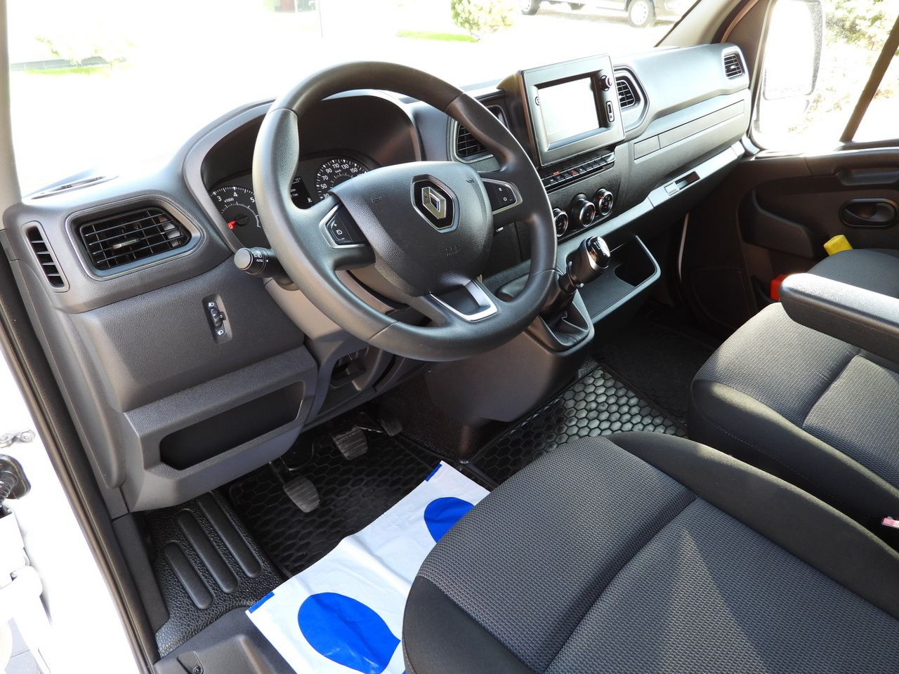 RENAULT MASTER BOX LIFT 8 PALLETS CRUISE CONTROL LED LIGHTS TWIN WHEELS AIR CONDITIONING 145HP - Dodávka skriňová nadstavba: obrázok 2 RENAULT MASTER BOX LIFT 8 PALLETS CRUISE CONTROL LED LIGHTS TWIN WHEELS AIR CONDITIONING 145HP - Dodávka skriňová nadstavba: obrázok 2