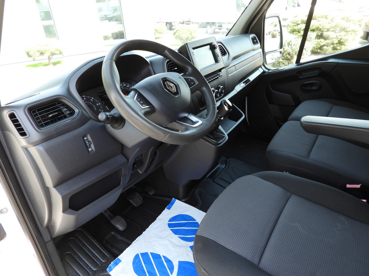 RENAULT MASTER BOX LIFT 8 PALLETS CRUISE CONTROL NAVIGATION LED LIGHTS TWIN WHEELS AIR CONDITIONING 145HP - Dodávka skriňová nadstavba: obrázok 2 RENAULT MASTER BOX LIFT 8 PALLETS CRUISE CONTROL NAVIGATION LED LIGHTS TWIN WHEELS AIR CONDITIONING 145HP - Dodávka skriňová nadstavba: obrázok 2