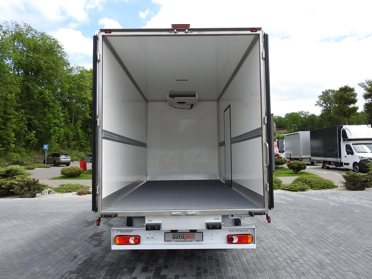 Nový Chladiarenská dodávka RENAULT MASTER NEW REGRIGERATOR BOX -10*C 8 PALLETS CRUISE CONTROL AIR CONDITIONING LED LIGHTS GUARANTEE 165HP: obrázok 12 Nový Chladiarenská dodávka RENAULT MASTER NEW REGRIGERATOR BOX -10*C 8 PALLETS CRUISE CONTROL AIR CONDITIONING LED LIGHTS GUARANTEE 165HP: obrázok 12