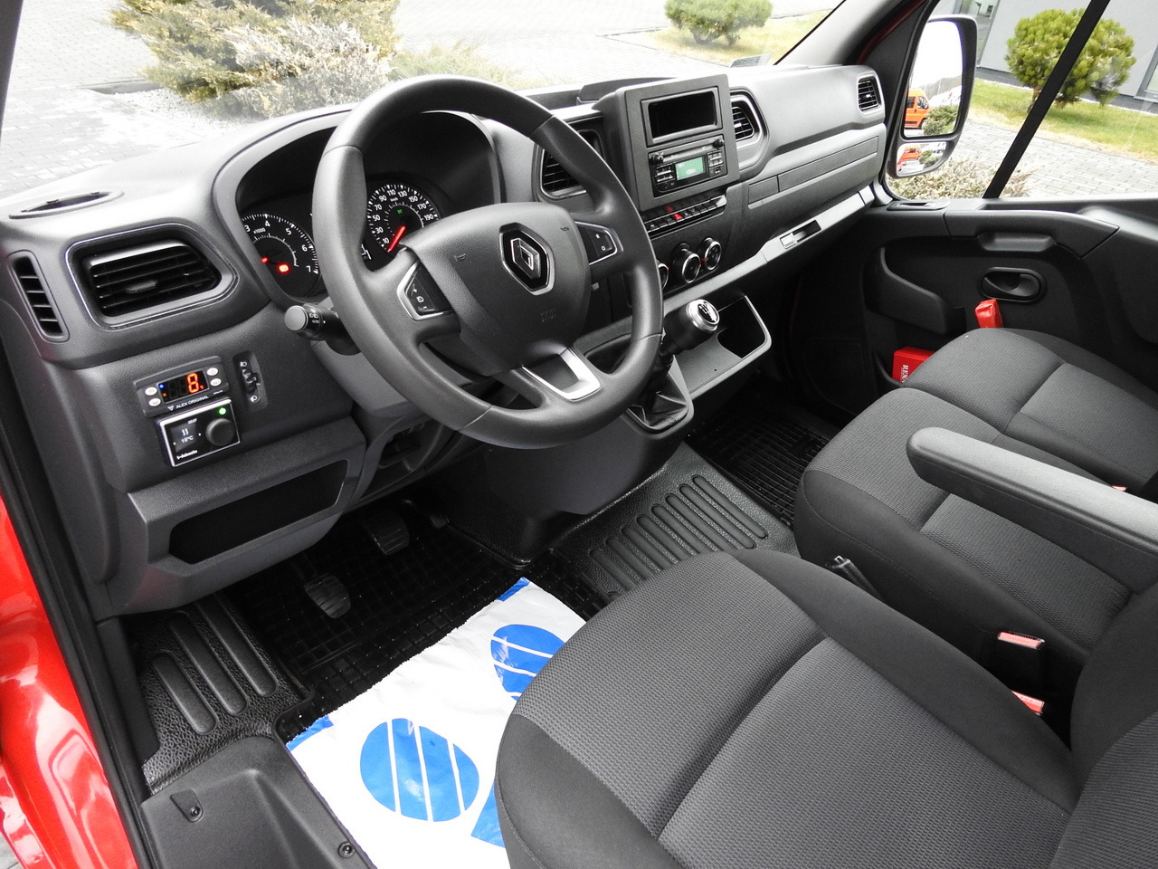 RENAULT MASTER REFRIGERATOR VAN 1*C CRUISE CONTROL AIR CONDITIONING LED LIGHTS 135HP - Chladiarenská dodávka: obrázok 2 RENAULT MASTER REFRIGERATOR VAN 1*C CRUISE CONTROL AIR CONDITIONING LED LIGHTS 135HP - Chladiarenská dodávka: obrázok 2