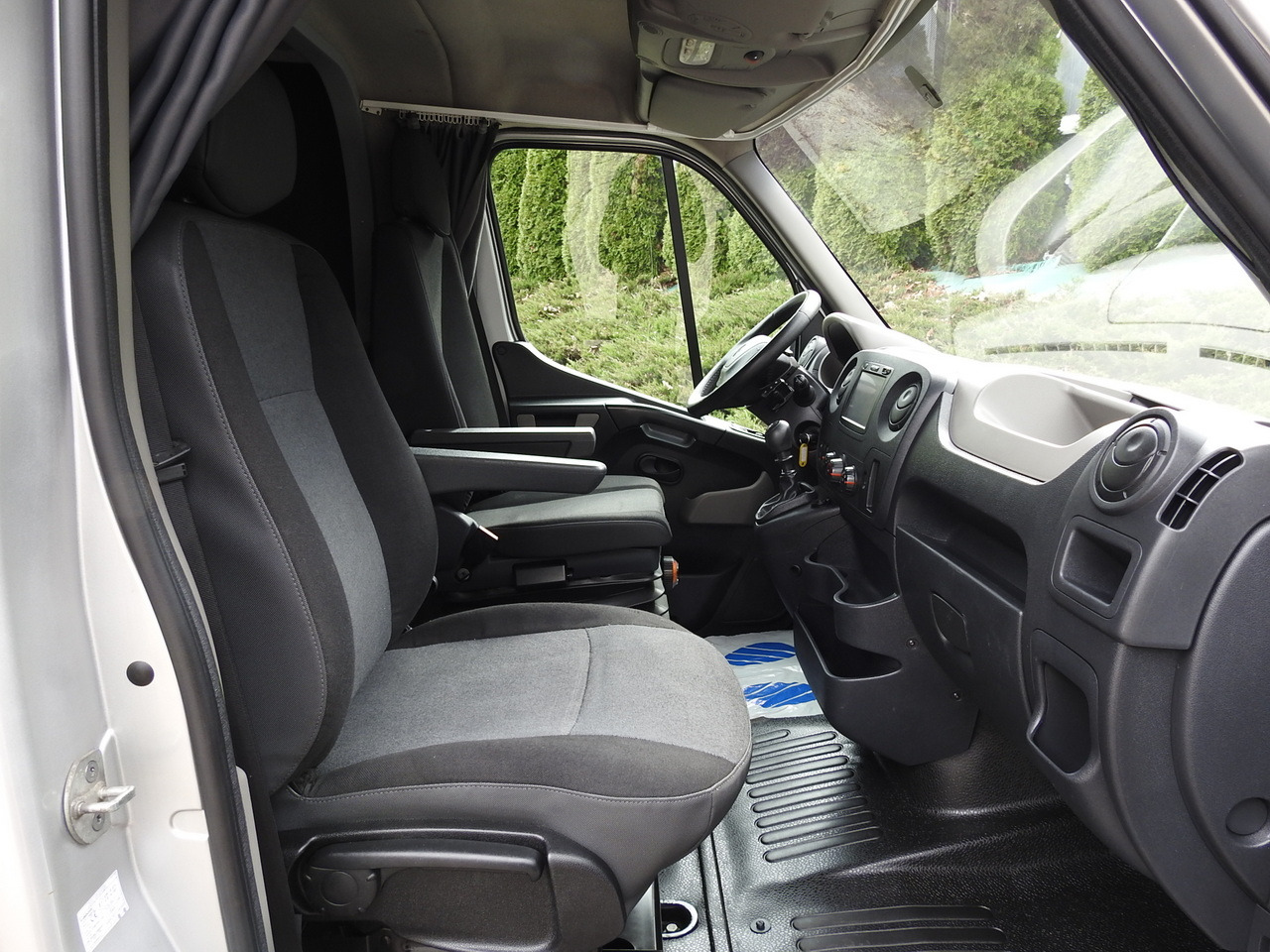 Plachtová dodávka RENAULT MASTER TARPAULIN 8 PALLETS WEBASTO CRUISE CONTROL NAVIGATION AIR CONDITIONING PNEUMATICS 170HP: obrázok 36 Plachtová dodávka RENAULT MASTER TARPAULIN 8 PALLETS WEBASTO CRUISE CONTROL NAVIGATION AIR CONDITIONING PNEUMATICS 170HP: obrázok 36