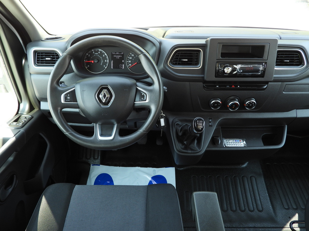 Dodávka sklápač RENAULT MASTER TIPPER DOUBLE CABIN DOKA 6 SEATS CRUISE CONTROL LED LIGHTS TWIN WHEELS AIR CONDITIONING 130HP: obrázok 27 Dodávka sklápač RENAULT MASTER TIPPER DOUBLE CABIN DOKA 6 SEATS CRUISE CONTROL LED LIGHTS TWIN WHEELS AIR CONDITIONING 130HP: obrázok 27