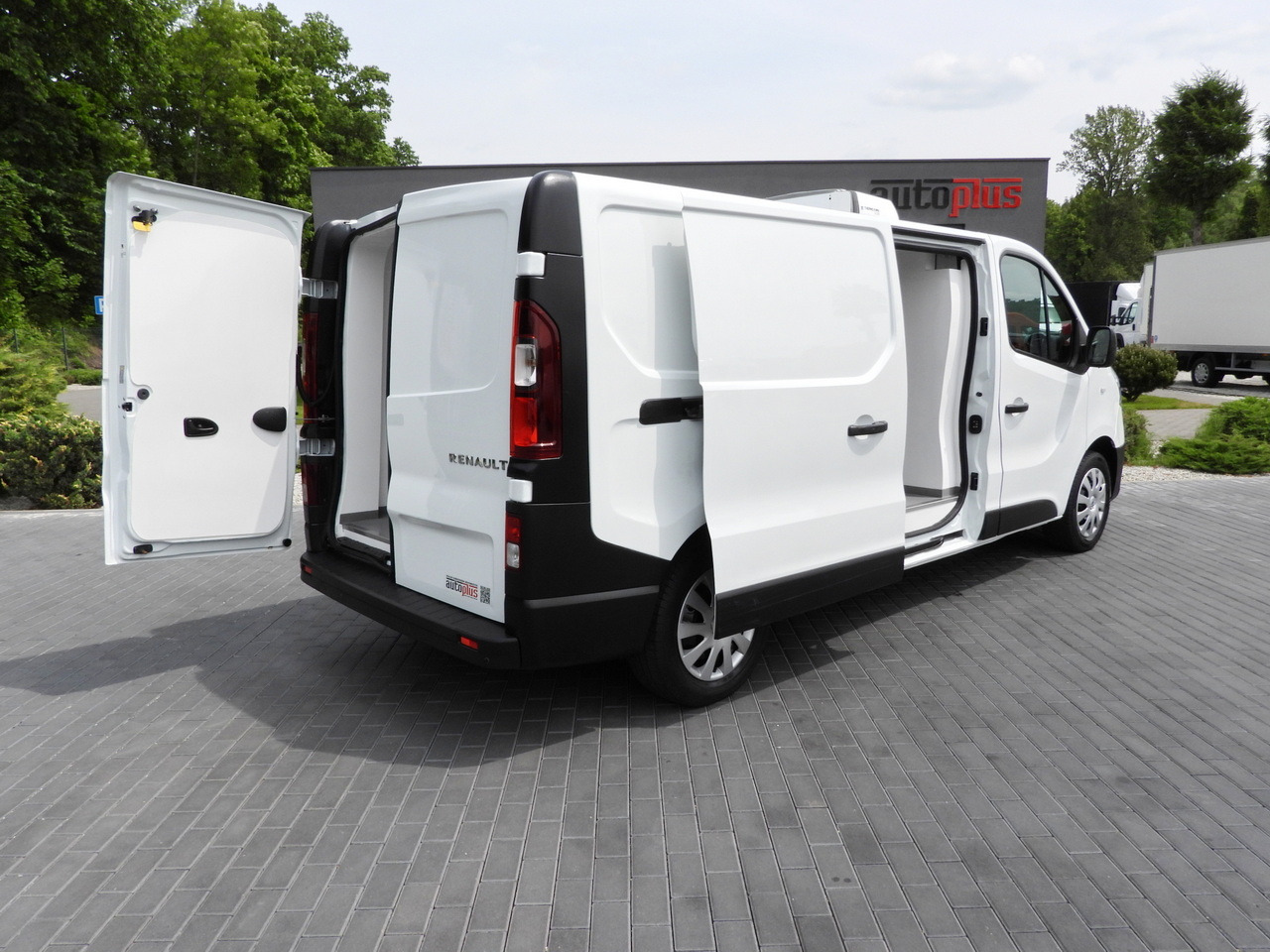 RENAULT TRAFIC REFRIGERATOR VAN 0*C CRUISE CONTROL LED LIGHTS AIR CONDITIONING 120HP - Chladiarenská dodávka: obrázok 3 RENAULT TRAFIC REFRIGERATOR VAN 0*C CRUISE CONTROL LED LIGHTS AIR CONDITIONING 120HP - Chladiarenská dodávka: obrázok 3