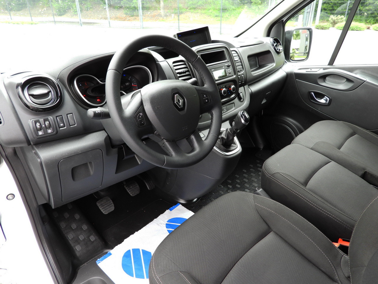 RENAULT TRAFIC REFRIGERATOR VAN -5*C POWER SUPPLY 230V CRUISE CONTROL LED LIGHTS AIR CONDITIONING 120HP - Chladiarenská dodávka: obrázok 2 RENAULT TRAFIC REFRIGERATOR VAN -5*C POWER SUPPLY 230V CRUISE CONTROL LED LIGHTS AIR CONDITIONING 120HP - Chladiarenská dodávka: obrázok 2