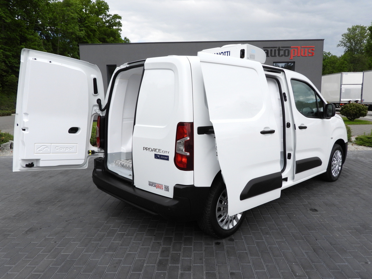 TOYOTA PROACE CITY REFRIGERATOR VAN -15*C POWER SUPPLY 230V CRUISE CONTROL AIR CONDITIONING 100HP - Chladiarenská dodávka: obrázok 3 TOYOTA PROACE CITY REFRIGERATOR VAN -15*C POWER SUPPLY 230V CRUISE CONTROL AIR CONDITIONING 100HP - Chladiarenská dodávka: obrázok 3